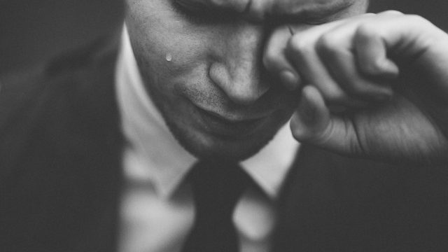 泣いているスーツの男性です。
