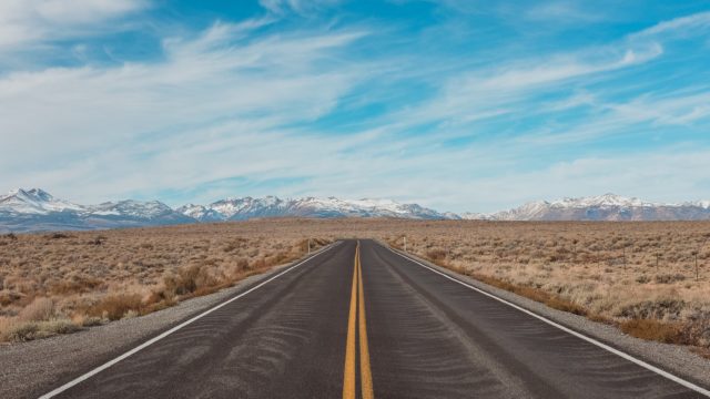 まっすぐ伸びる道路